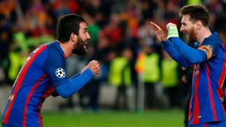 Arda Turan tur sevincini Lionel Messi'yle paylaşıyor