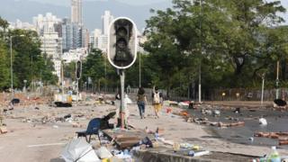 示威者把磚頭等雜物扔到路上,令車輛無法駛過,同時破壞交通燈。