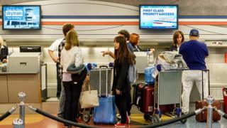 Pasajeros en el aeropuerto de Miami