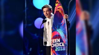 Louis Tomlinson collecting his prize