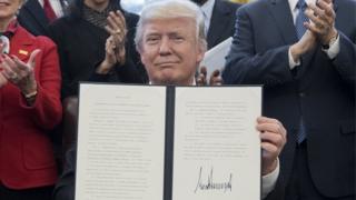 Trump Başkanlık emri imzalıyor