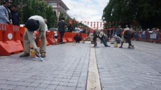 Sebagian paving blok dicat abu-abu