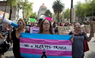 Protesta en Ciudad de México por asesinatos de transgéneros.