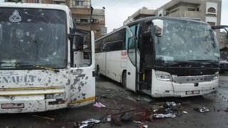 Autobuses dañados y sangre en el suelo tras el ataque en Damasco, Siria.