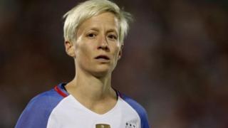Rapinoe a déclaré à la BBC que cela démontre que la Fifa n'accorde pas d'importance au football féminin.