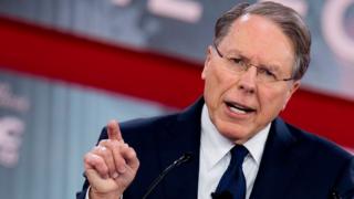 NRAのラピエール会長は、銃を取り上げ個人の自由を制限しようとする「社会主義の波」が米国を襲っていると警告した
