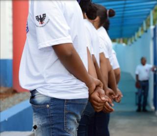 Crianças em ordem-unida