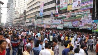 ঢাকায় বিএনপির অফিসের সামনে মনোনয়নপ্রার্থীদের ভিড়