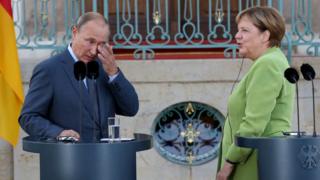 Немецкие СМИ часто употребляют слово sitzfleisch в значении "поживем-увидим" в отношении канцлера Ангелы Меркель