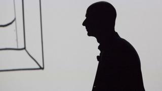 Perfil de Jeff Bezos en negro