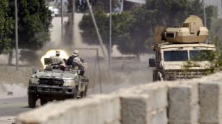 جنود موالون لحكومة الوفاق الوطني خلال اشتباك مع قوات الجنرال خليفة حفتر جنوبي العاصمة طرابلس في 29 أبريل/نيسان 2019