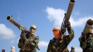 Ikọ alakatakiti Al-Shabaab gbe ibọn dani