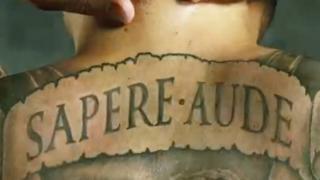 Tatuagem com a frase "Sapere aude", "ouse saber"