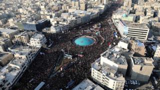 حشود غفيرة في شوارع طهران