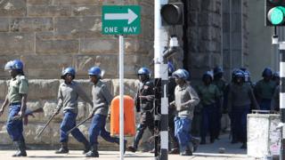 Des forces de police dans les rues de Harare à l'occasion d'une manifestation en août 2016 (illustration)