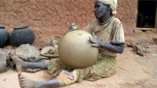 Abatwa bavuga ko inkono babumba zitagifise isoko nka kera kubera ibikoresho vya kijambere