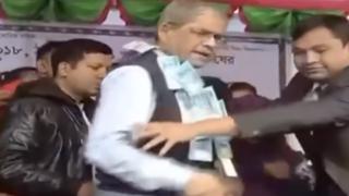 নির্বাচনী প্রচারণায় মির্জা ফখরুলের গলায় টাকার মালা পরিয়ে দিচ্ছেন স্থানীয়রা।