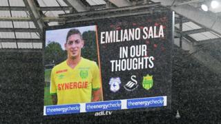 Una pantalla gigante en el estadio de Cardiff City muestra la foto de Emiliano Sala