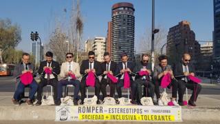 Intervención urbana de los Hombres Tejedores en Santiago de Chile