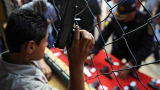 Niño con un arma de juguete