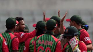 সতীর্থ ক্রিকেটারদের সাথে সাকিব আল হাসান।