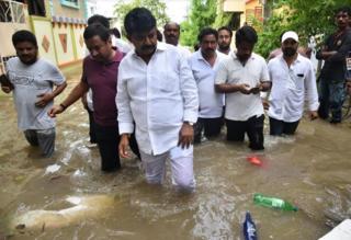 వరద ప్రాంతాల్లో పర్యటిస్తున్న మంత్రి పేర్ని నాని