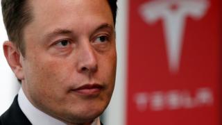 Генеральный директор Tesla Motors Inc Элон Маск делает паузу во время пресс-конференции в Токио 8 сентября 2014 года.