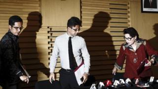 Laode Muhammad Syarif dan Basaria Panjaitan (tengah dan kanan) bersama Febri Diansyah