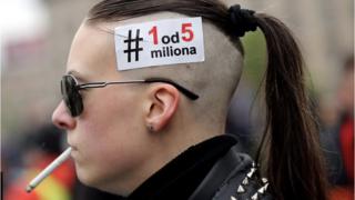 Човек са цигаретом и налепницом 1 од 5 милиона