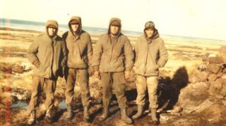 Silvio Katz with fellow Argentine soldiers on the Falklands in 1982