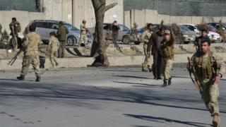1 февраля 2016 года сотрудники сил безопасности Афганистана собрались на месте взрыва автомобиля-самоубийцы рядом с полицейской базой в Кабуле