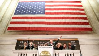 Bandeira dos EUA em Wall Street.