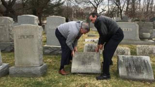 Lápidas dañadas en el Cementerio Mount Camel en Filadelfia