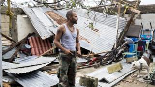Un hombre entre los restos de su vivienda en Puerto Rico tras el paso de María.