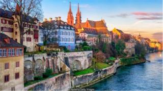 تقع بازل في نقطة تلتقي فيها سويسرا بألمانيا وفرنسا، وتمتد على منحدر ذي طابع ريفي موازٍ لنهر الراين