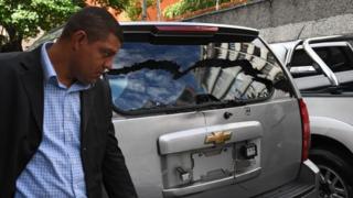 Un carro impactado por balas en Caracas cerca de la Asamblea Nacional.