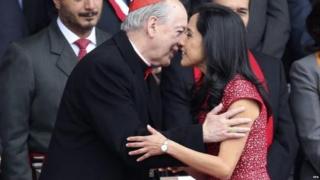 Cardinal Juan Luis Cipriani greeting Peru's First Lady Nadine Heredia (29 July 2015)