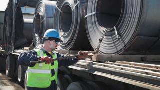 Hombre trabajando en la industria del acero y el aluminio