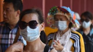 கொரோனா வைரஸ்: கோவிட்-19 குறித்த மூடக் கருத்துகளை மக்கள் ஏன் நம்புகிறார்கள்?