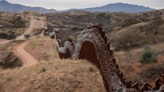 9 февраля 2019 года на окраине Ногалеса, штат Аризона, на окраине города Ногалес, штат Аризона, на границе между США и Мексикой, на границе между США и Мексикой. Тысячи людей пересекают границу каждый год в поисках новой жизни в США. Группа из примерно 30 бразильских мигрантов, которые только что пересекли границу в Санленд-Парке, штат Нью-Мексико, 20 марта 2019 года, ожидая, пока пограничный патруль США заберет их