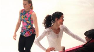 La historia de Tonya Harding la villana del patinaje sobre hielo en Estados Unidos que encargó