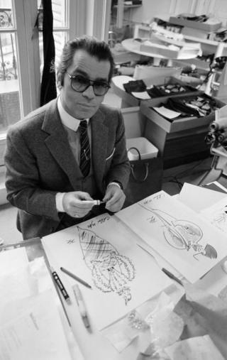Lagerfeld u Parizu sa svojim crtežima, kada je bio umetnički direktor Chloe studija