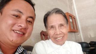 Hà Văn Nam cùng cụ Lê Hiền Đức