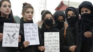 Кашмирские студенты-юристы держат плакаты во время акции протеста, призывающей к справедливости после изнасилования и убийства восьмилетней девочки в индийском штате Джамму и Кашмир, в Сринагаре 18 апреля 2018 года