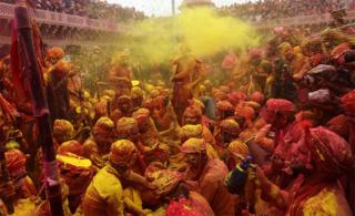 in_pictures Hindu men covered with coloured powder