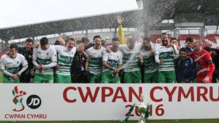 Y Seintiau'n dathlu curo Cwpan Cymru yn 2016