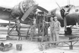 Los soldados trabajando en un avión en la base aérea de Boca Ratón (Foto: cortesía del Boca Raton Historical Society and Museum)