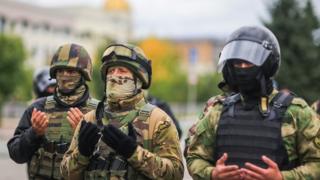 Сотрудники силовых структур Ингушетии молятся во время митинга в Магасе