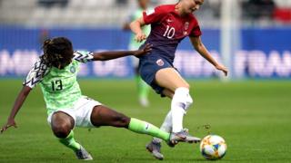 Ngozi Okobi wa Nigeria akiranira umupira na Caroline Hansen wa Norvege mu rukono rwa kuwa gatandatu itariki 08/06/2019