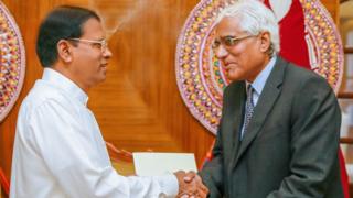 ශ්රී ලංකා මහ බැංකුවේ නව අධිපතිවරයා ලෙස පත් කෙරුණු ආචාර්ය ඉන්ද්රජිත් කුමාරස්වාමි ජනපති මෛත්රිපාල සිරිසේන අතින් සිය පත් වීමේ ලිපිය භාර ගෙන තිබේ.